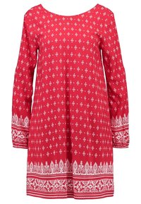 Robe rouge à manches longues, encolure dégagée, ornée de motifs géométriques blancs et d'accents floraux aux poignets et à l'ourlet. Confectionnée en tissu léger.