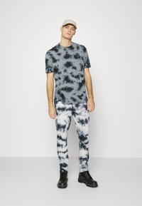 Zign UNISEX - T-shirt estampada - grey