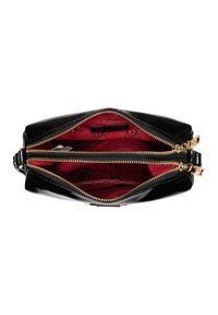 Borsa a mano nera in pelle con hardware dorato, dotata di due scomparti con zip e un interno rosso con un motivo geometrico.