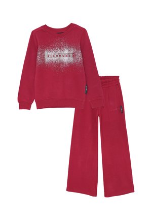 Completo con felpa rossa e pantaloni abbinati. La felpa presenta un design a gradiente bianco con la scritta "RICHMOND". I pantaloni hanno una vita elastica.