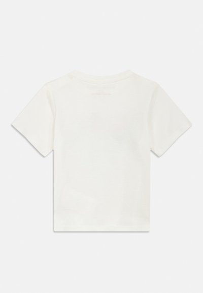 Biele bavlnené tričko s krátkymi rukávmi, okrúhlym výstrihom a hladkým zadným dielom. Žiadne viditeľné grafiky ani vzory. Jemná textúra.