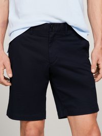 Navyblå shorts laget av glatt stoff, med knappestengning og klassisk snitt, med en ren kant og sidelommer.
