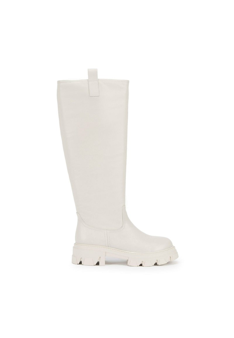 Botas blancas hasta la rodilla hechas de un material suave, con una suela gruesa y con surcos distintivos, además de una pestaña en la parte posterior para facilitar su puesta.