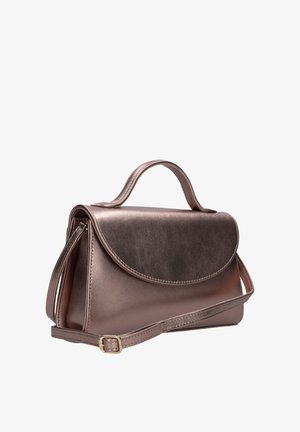 Kleine metalen bruine handtas met een gebogen klep, bovenhandvat en verstelbare schouderriem met een goudkleurige gesp.