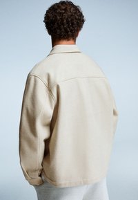 Bershka OVERSHIRT - Lichte jas - sand