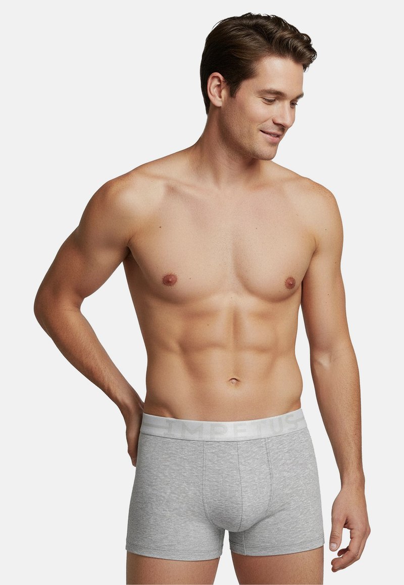 Boxer grigi in cotone con una morbida vita elastica con logo in rilievo. I boxer sono aderenti e arrivano a metà coscia.