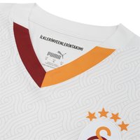 Maillot de sport blanc avec un motif texturé, des bordures rouge et orange au niveau de l'encolure, comportant un logo et quatre étoiles jaunes sur le devant.