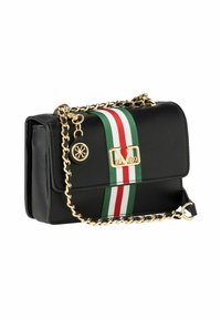 Schwarze Ledertasche mit einem goldenen Kettenriemen, versehen mit einem grün, weiß und rot gestreiften Akzent. Goldfarbene Beschläge mit Logodetail.