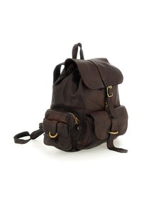 Zaino in pelle marrone scuro con un flap anteriore con fibbia, due tasche laterali, una tasca frontale con zip e spallacci regolabili.