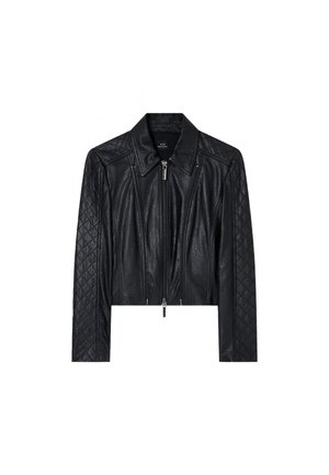 Giubbotto corto in pelle nera con motivo trapuntato sulle maniche lunghe, dotato di una chiusura frontale con zip e colletto a punta. Texture liscia in tutto il capo.