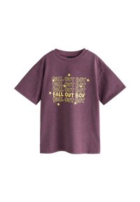 T-shirt en coton violet à manches courtes avec texte jaune : "FALL OUT BOY" répété avec des accents d'étoiles. Encolure ronde classique et coupe décontractée.
