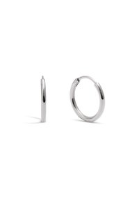Pendientes de aro de plata con una forma cilíndrica elegante. Destacan por su superficie pulida y cierre de bisagra sutil.