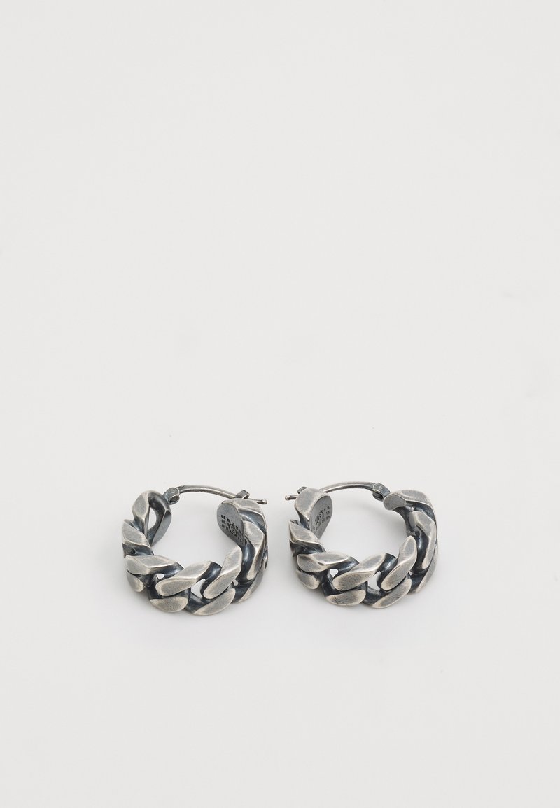 Σταυραμμένα σκουλαρίκια σε ασημί απόχρωση με σχέδιο από αλυσίδα με υφή, διαθέτουν γυαλιστερό φινίρισμα και ασφαλές κλείσιμο με μεντεσέ.