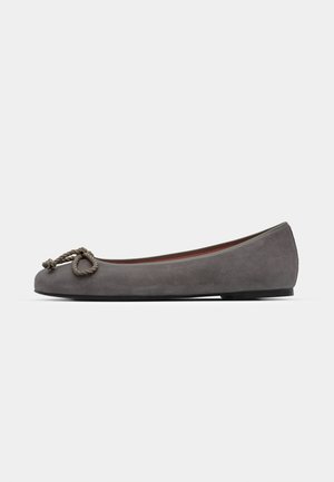 Ballet flat cinza em camurça, com bico redondo, apresentando um nó decorativo de corda na frente e um fino acabamento em contraste na parte superior.