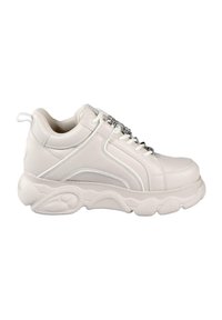 Hvid kraftig sneaker med tykket struktureret sål, snørelukning foran, polstret krave og trækflig ved hælen, vist fra siden på hvid baggrund.