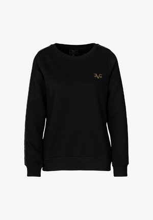 Schwarzer Pullover mit langen Ärmeln, rundem Ausschnitt, goldenem Logo auf der Brust und goldenen Seitenstreifen. Hergestellt aus weichem, strukturiertem Stoff.