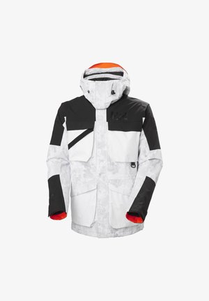 Chaqueta blanca y negra con un patrón texturizado, que presenta un cuello alto, múltiples bolsillos y un forro naranja brillante en la capucha y los puños.