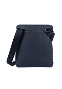 Borsa a tracolla in pelle blu navy con finitura testurizzata, chiusura con zip superiore e tracolla regolabile con il marchio "LANCASHTER".