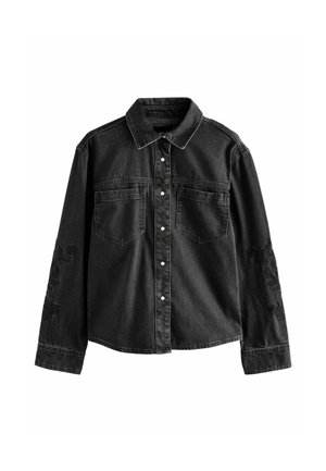 Cămașă din denim negru cu mâneci lungi, două buzunare la piept și detalii de broderie florală pe mâna stângă. Prezintă o închidere cu nasturi și guler.