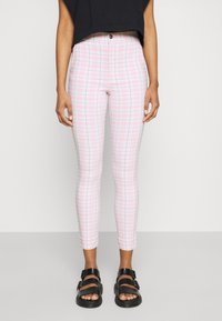 Pantalones de cuadros rosas con un corte ajustado, cintura de media altura y una textura de tela suave. Terminado con un cierre de botón en el frente.