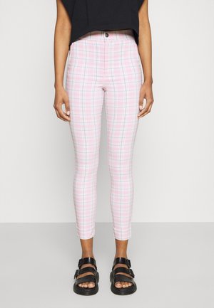 Pantalons à carreaux roses avec une coupe slim, taille mi-haute et une texture de tissu lisse. Fini avec une fermeture à bouton à l'avant.