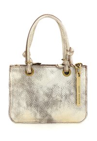 Piccola borsa metallica con texture, dotata di doppi manici e un'etichetta rettangolare dorata incisa con "Caterina Lucchi."