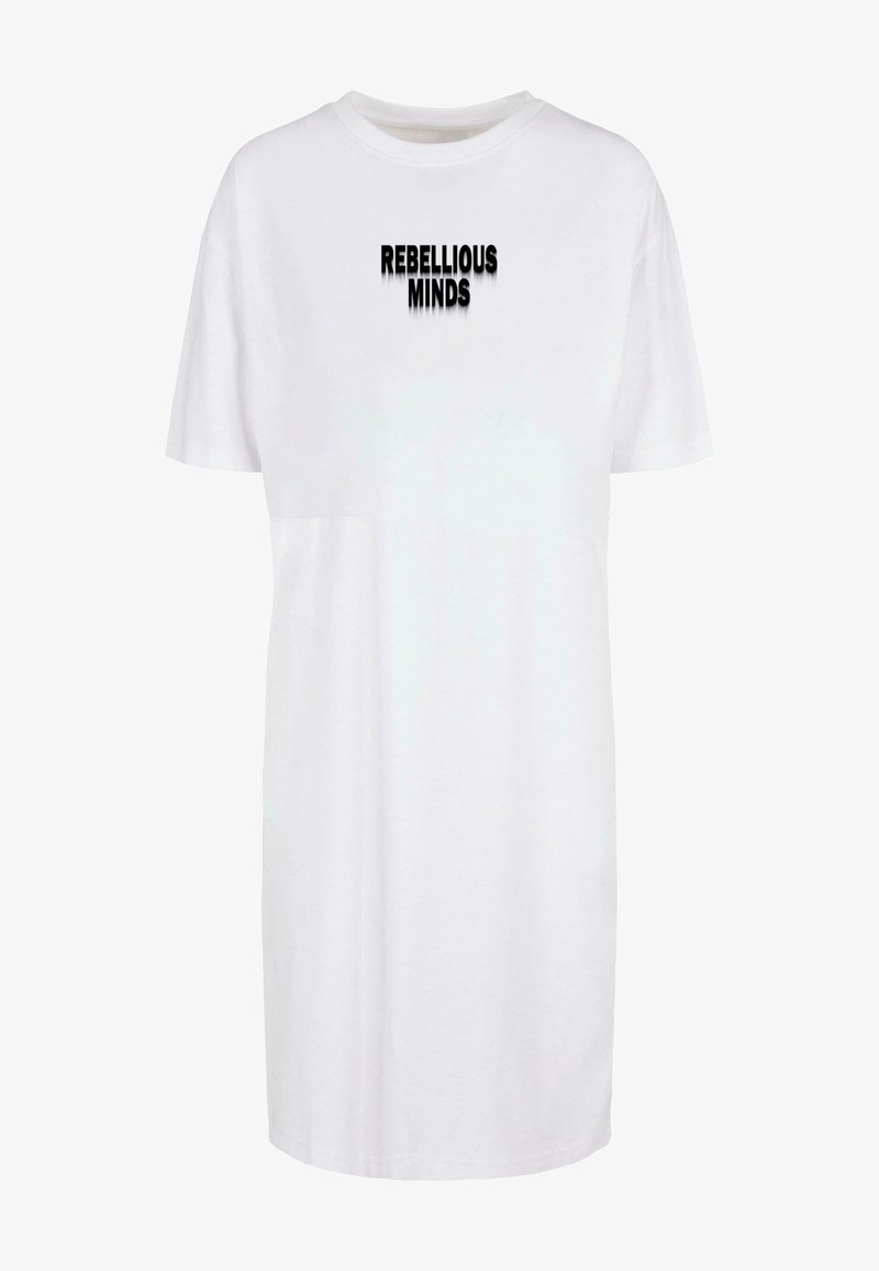 Witte katoenen T-shirt jurk met korte mouwen, voorzien van zwarte tekst "REBELLIOUS MINDS" gecentreerd op de borst in een vet, modern lettertype.