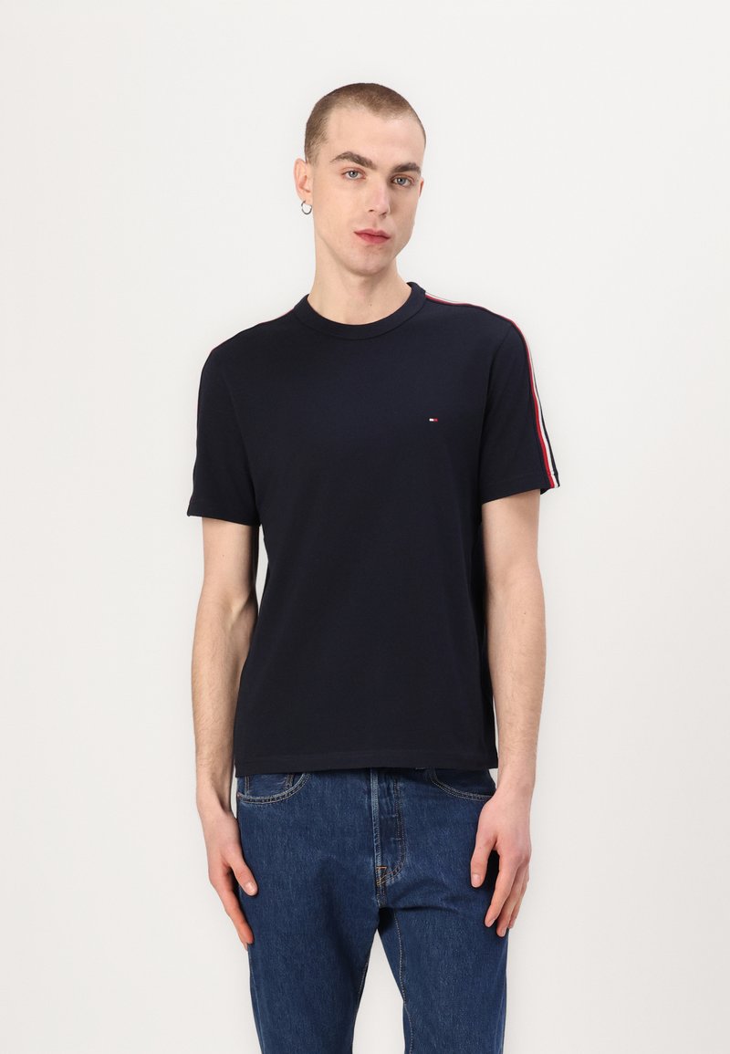 Tommy Hilfiger GLOBAL STRIPE TAPE TEE - Basic T-shirt - desert sky