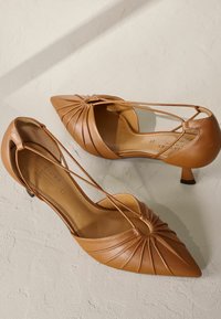 Next REGULAR FIT SIGNATURE POINT TOE TUBE STRAP KITTEN - Pumps - tan brown