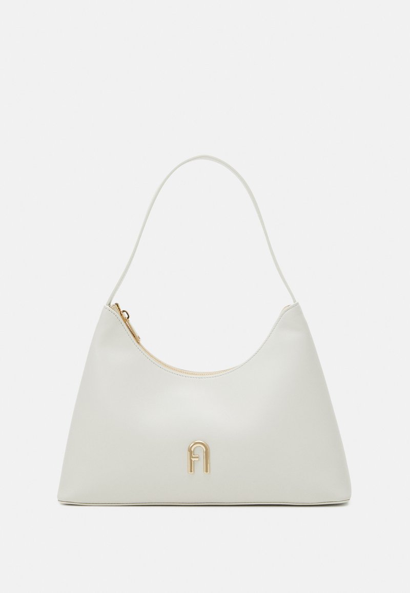 Borsa a tracolla in finta pelle bianca con una silhouette curva, hardware dorato e zipper visibile. Presenta un design minimalista con logo impresso.