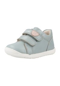 Chaussure en cuir bleu clair avec deux sangles velcro, semelle en caoutchouc blanche, bout arrondi et coutures décoratives sur la tige.