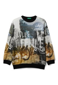 Černá mikina s dlouhým rukávem, která m á abstraktní potisk s přírodními motivy a textem. Materiál vypadá jemně a má uvolněný střih.