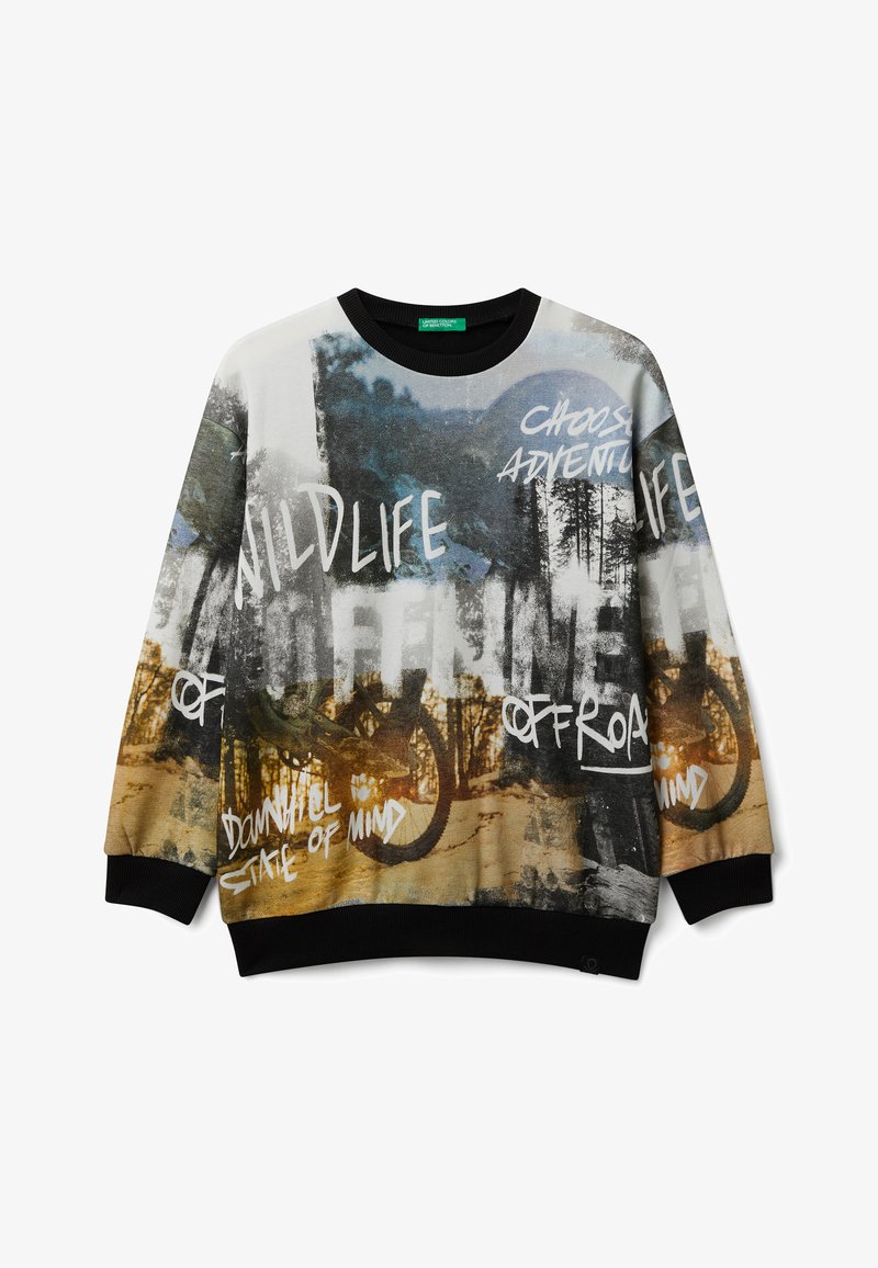 Černá mikina s dlouhým rukávem, která má abstraktní potisk s přírodními motivy a textem. Materiál vypadá jemně a má uvolněný střih.