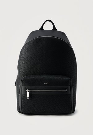 Sac à dos noir texturé avec poche avant zippée et poignée supérieure, doté de fermetures éclair argentées et d'un logo "BOSS" discret sur la poche avant.