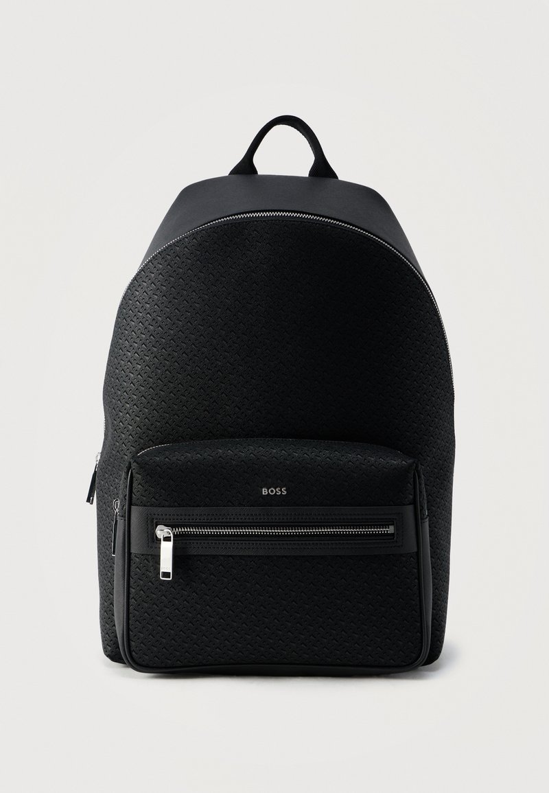Μαύρο υφασμάτινο σακίδιο με μπροστινή τσέπη με φερμουάρ και χειρολαβή στην κορυφή, με ασημένια φερμουάρ και διακριτικό λογότυπο "BOSS" στην μπροστινή τσέπη.