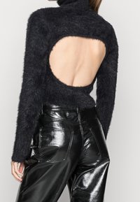 Monki Stickad tröja - black