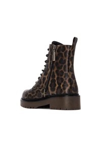 Botas tobilleras de estampado de leopardo con un acabado texturizado, cordones en la parte delantera, cremallera lateral, suela gruesa negra y tacón marrón en contraste.