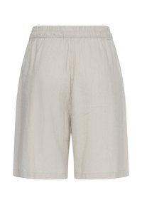 Shorts décontractés beige clair avec taille élastique, coupe droite, et ourlet à hauteur des genoux, présentés sur un fond blanc uni.