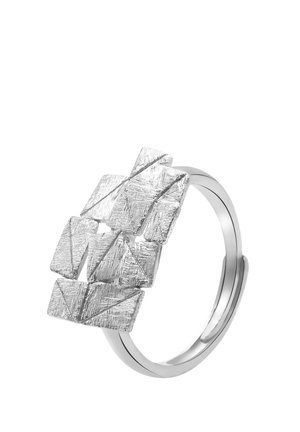 Anello in argento con un gruppo rettangolare testurizzato di forme geometriche sovrapposte su una fascia liscia.