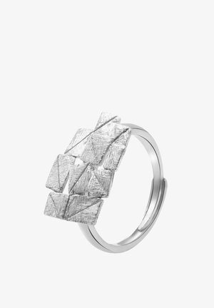 Anillo de plata con un conjunto rectangular texturizado de formas geométricas superpuestas en una banda lisa.