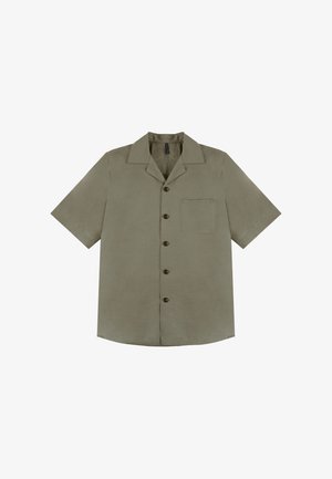 Camisa de manga corta verde oliva, diseño con cuello y seis botones marrones, y un bolsillo en el pecho izquierdo. Textura de tela suave y corte relajado.