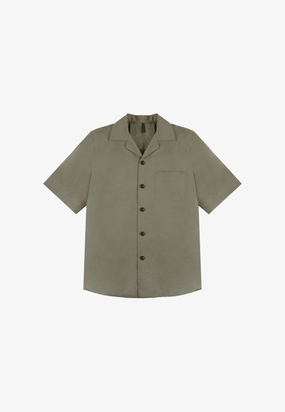 Olijfgroene overhemd met korte mouwen, met kraag en zes bruine knopen, en een borstzak aan de linkerkant. Glad weefsel met een ontspannen pasvorm.