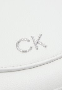 Calvin Klein DAILY CAMERA PEBBLE - Torba čez telo - bright white