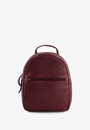 Bordeaux læder rygsæk med en rund top, frontlynlås lomme og en bærehåndtag. Har logo-prægning. Glat tekstur og minimalistisk design.