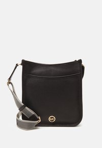 Borsa a tracolla in pelle nera con superficie texturizzata, logo dorato e tracolla decorata. Presenta una forma semplice e rettangolare.
