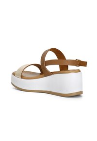 Sandál na klínu s hnědým texturovaným syntetickým svrškem a béžovým textilním páskem, bílou platformovou podrážkou a nastavitelným kotníkovým páskem s kovovými prvky.
