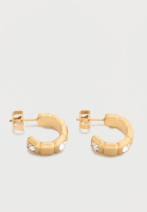 Petites boucles d'oreilles créoles en or composées de segments rectangulaires, chacun orné d'une pierre précieuse claire sur le devant, avec des fermoirs à tige.