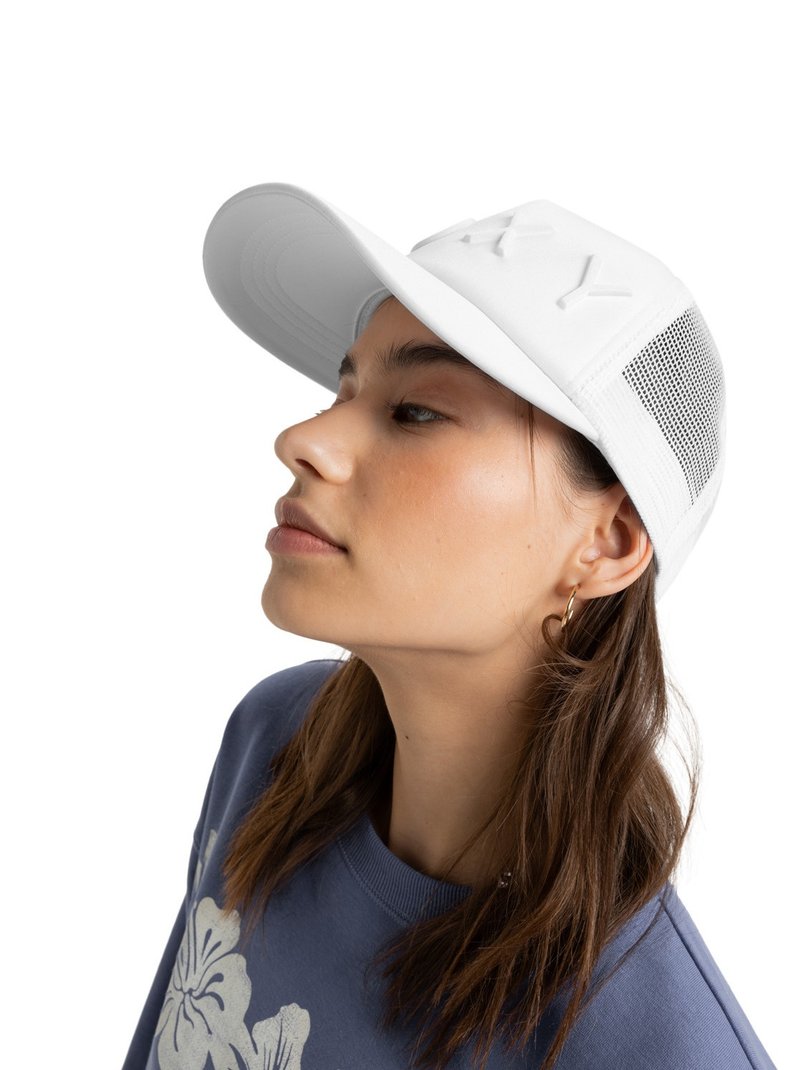 Gorra de béisbol blanca con visera curva, logotipo en relieve en la parte frontal y detalles de malla en los lados. Ajustable para un mejor ajuste.