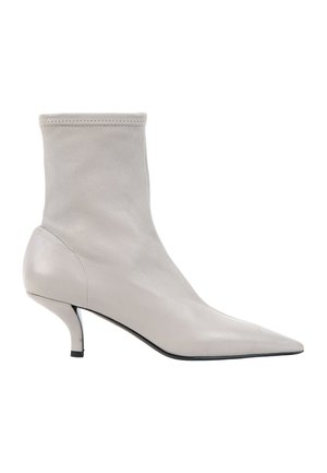 Bottine gris clair à bout pointu, petit talon kitten et texture cuir lisse sur fond blanc.