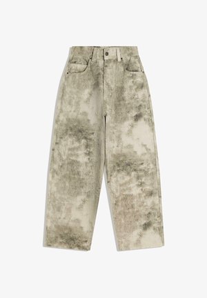 Pantalon à jambes larges et taille haute avec un motif vert mat et beige. Confectionné en tissu doux et texturé, doté de cinq poches et d'une fermeture à boutons.